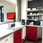 Huoneisto Luxury With Garden Terrace, Bm Garden No2, Free Parking *