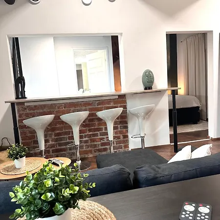 Uniikki Keskustahuoneisto Pihaterassilla, Bm Garden No2, Free Parking Apartament
